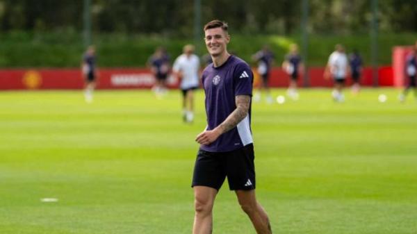 LATIHAN SESKO - Latihan perdana Benjamin Sesko setelah resmi menjadi pemain Manchester United, Senin (11/8/2025). Sesko dikontrak lima tahun di Manchester United hingga 2030.