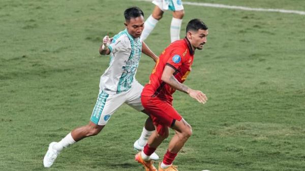 Potret aksi Pablo Andrade saat turun di laga Persija Jakarta kontra PSBS Biak.