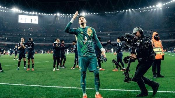 Aksi selebrasi kiper Manchester United, Altay Bayindir setelah mengalahkan Arsenal di Piala FA, pada Minggu (12/1/2025) malam WIB.