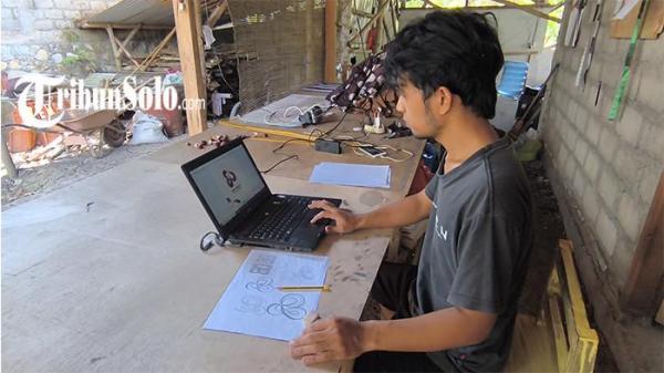 JAGO DESAIN. Pemenang lomba desain logo Hari Jadi ke-80 Jawa Tengah, Yusup Kristiyanto (37), pria asal Desa Jarum, Kecamatan Bayat, Kabupaten Klaten.