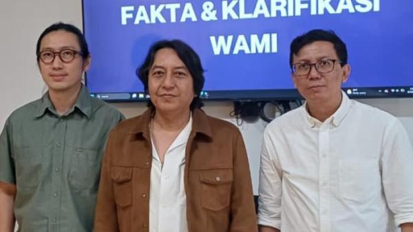 BERI PENJELASAN - Musisi Adi Adrian (tengah) beri penjelasan soal rumus perhitungan royalti WAMI, Selasa (19/8/2025).