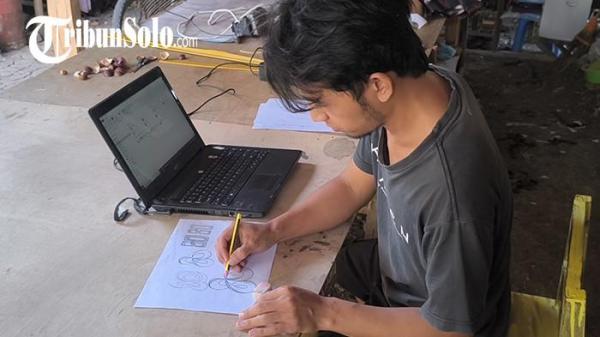 MEMBUAT SKETSA. Pemenang lomba desain logo Hari Jadi ke-80 Jawa Tengah, Yusup Kristiyanto (37), pria asal Desa Jarum, Kecamatan Bayat, Kabupaten Klaten. Yusup ternyata bukan seorang grafik desain yang sering menang lomba.