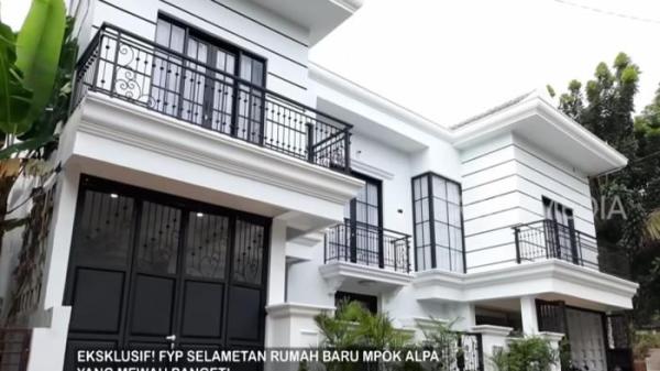 RUMAH MPOK ALPA : Penampakan rumah mewah Mpok Alpa yang baru saja dibangun beberapa waktu lalu.
