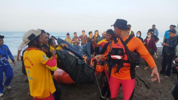Proses evakuasi jenazah korban tenggelam di Pantai Berawa.Sebastian Ditemukan Meninggal, Jenazah Terapung-apung di Sisi Barat Pantai Berawa Bali