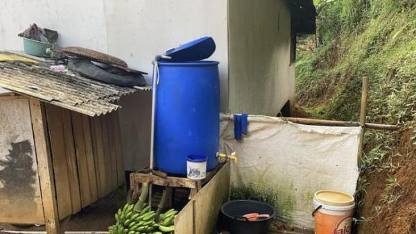 Nampak MCK tak layar di kediaman rumah Raya.