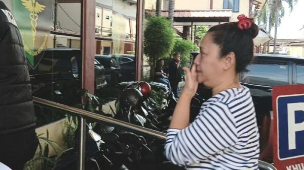 KACAB BANK KORBAN PENCULIKAN - Puspita Aulia, istri dari Kepala Cabang Bank BUMN, Ilham Pradita saat tiba di Instalasi Forensik RS Polri Kramat Jati, Jakarta Timur, Kamis (21/8/2025). TRIBUNJAKARTA.COM/BIMA PUTRA