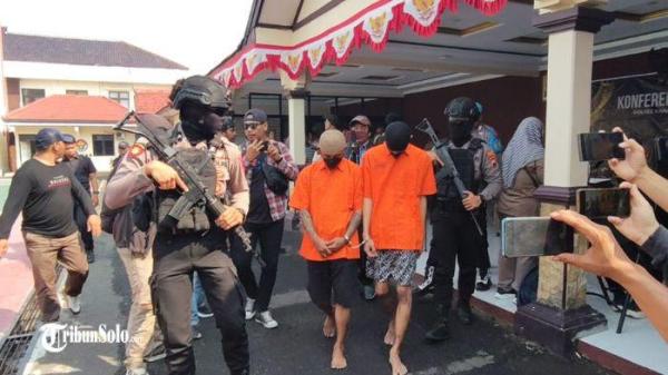 DIBEKUK - Penampakan Rio Toni Sanjaya (25) alias siblek dan Nanda Ismail Syafi'i (22) warga Kelurahan Sangkrah, Kecamatan Pasar Kliwon, Kota Solo, pelaku penusukan pemuda asal Desa Tohudan, Kecamatan Colomadu, Kabupaten Karanganyar, di Mapolres Karanganyar, Jum'at (22/8/2025). Keduanya ditetapkan tersangka karena melakukan hal tersebut hingga menghilangkan nyawa.