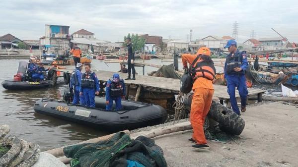 PENCARIAN KORBAN - Tim gabungan mendarat untuk pergantian tim pencarian korban hilang di Perairan Semarang, Rabu (20/8/2025). Hingga hari kedua sore ini, tiga korban pemancing yang hilang tersapu ombak belum ditemukan.