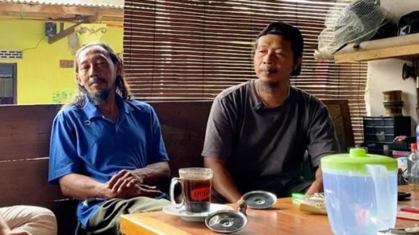 PEMANCING SELAMAT: Sigit (baju biru) Hartono (baju hitam) saat menceritakan detik-detik kejadian badai di dam merah,