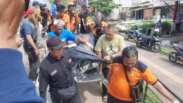 EVAKUASI - Jenazah Sumono (53) warga Kramas Tembalang saat dievakuasi ke muara Tambaklorok dari Pantai Pesisir Utara Demak setelah ditemukan oleh nelayan sekitar pukul 11.00 WIB.