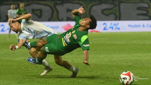 TUMBANG DI KANDANG - Pemain Persebaya Surabaya Toni F (kanan) berhadapan dengan pemain  PSIM Yogyakarta Reva Adi (kiri) pada pertandingan perdana di Stadion Gelora Bung Tomo (GBT), Jumat (8/8/2025) malam. Pada laga pekan pertama Super League 2025/2026 ini Persebaya dikalahkan tim tamu PSIM Yogyakarta dengan skor akhir 0-1. (SURYA/HABIBUR ROHMAN)