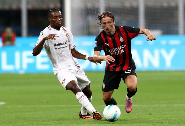 MILAN, ITALY - AUGUST 23: Luka Modric of AC Milan runs with the ball whilst under pressure from David Okereke of Cremonese during the Serie A match between AC Milan and US Cremonese at Giuseppe Meazza Stadium on August 23, 2025 in Milan, Italy. (Photo by Marco Luzzani/Getty Images)