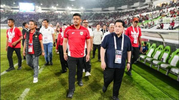 caption: KETUM PSSI ERICK THOHIR - Ketua Umum PSSI, Erick Thohir bersama Gubernur Sumatera Utara, Bobby Nasution saat menyaksikan laga Timnas U-17 Indonesia vs Mali U-17 dalam ajang Piala Kemerdekaan 2025 di Stadion Utama Sumatera Utara, Deli Serdang, Senin (18/8/2025). dok: PSSI