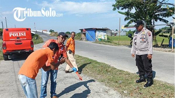 TKP PEMBUNUHAN. Tim Inavis melakukan olah TKP kejadian di Lapangan Desa Sawahan, Kecamatan Ngemplak, Selasa (26/8/2025). Ini terkait tewasnya seorang pemuda asal Dukuh Mojoasri, Desa Sawahan, Kecamatan Ngemplak tewas, Selasa (26/8/2025).