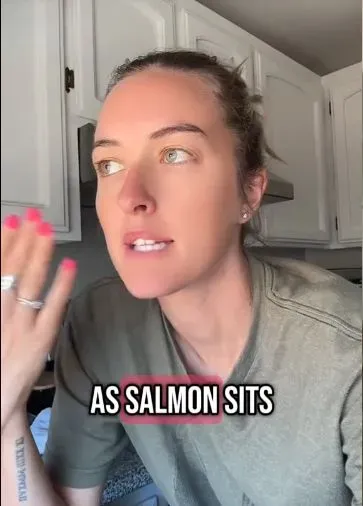 Hiii! Ada Cacing Bergerak dalam Salmon Mentah yang Dijual di Supermarket