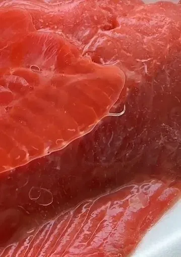 Hiii! Ada Cacing Bergerak dalam Salmon Mentah yang Dijual di Supermarket