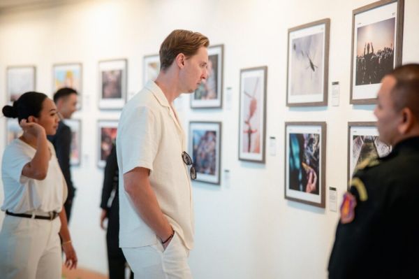 นิทรรศการภาพถ่าย ‘Unseen Moments’ หลากแง่มุมชีวิตทหารผ่านเลนส์ ถึง 26 ม.ค.68 ที่หอศิลปกรุงเทพฯ