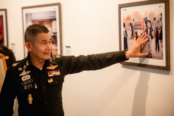 นิทรรศการภาพถ่าย ‘Unseen Moments’ หลากแง่มุมชีวิตทหารผ่านเลนส์ ถึง 26 ม.ค.68 ที่หอศิลปกรุงเทพฯ