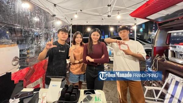 UMKM - Empat Barista Rothfink Industries Coffe & Snack di Sun Bay Bahu, Manado saat ditemui TribunManado.co.id, Jumat (29/8/2025) malam. Joshua, Christy, Vania dan Angga berpose formasi fantastic four Rothfink Industries.