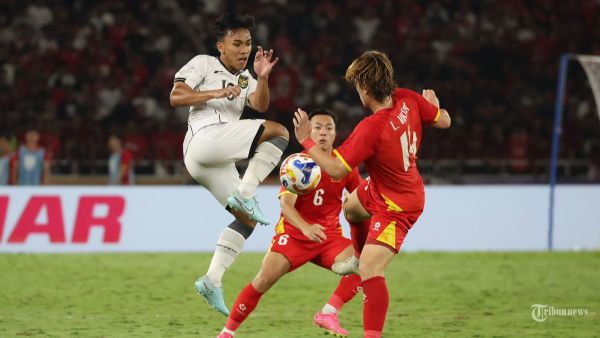 FINAL AFF U23 - Pesepak bola Timnas U-23 Indonesia Arkhan Fikri berebut bola dengan pesepak bola Timnas Vietnam pada final Piala AFF U-23 di Stadion Utama Gelora Bung Karno (SUGBK), Jakarta, Selasa (29/7/2025). Vietnam mengalahkan Timnas U23 Indonesia dengan skor tipis 1-0. Foto diambil menggunakan kamera Canon EOS R1 dengan lensa RF 100-500mm. TRIBUNNEWS/HERUDIN
