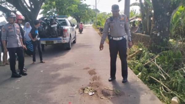 OLAH TKP - Olah TKP kecelakaan maut di Jalan Danau Mawang, Kelurahan Mawang, Kecamatan Somba Opu, Kabupaten Gowa, Sulawesi Selatan, Senin (1/9/2025). (TRIBUN GOWA/ISTIMEWA)