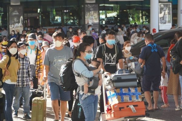 Domestic flight passengers at Tan Son Nhat airport. Photo Read/Giang Anh