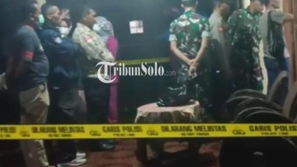 OLAH TKP. Kondisi rumah korban yang sudah digaris polisi di Dusun Pabongan, RT 3, RW 5, Desa Berjo, Kecamatan Ngargoyoso, Kabupaten Karanganyar, Jum'at (5/9/2025) malam. (Istimewa)
