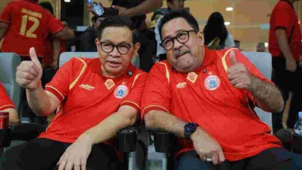JERSEY BARU - Gubernu dan Wakil Gubernur DKI Jakarta Pramono Anung-Rano Karno pamer jersey baru saat launching Tim Persija di Jakarta Ineternational Stadium (JIS) pada Sabtu (26/7/2025) kemarin.