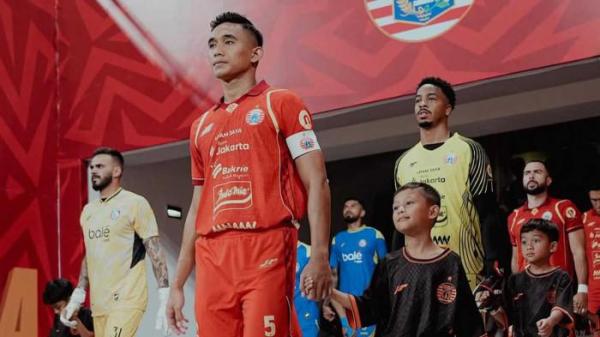 RIDHO-AMAT - Skuad Persija Jakarta pada laga versus Arema FC saat launching jersey di Jakarta International Stadium (JIS) Sabtu (26/7/2025). Kini, performa Rizky Ridho dan Jordi Amat yang menjaga pertahanan Persija dipuji pelatih.