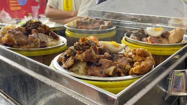 GEBYAR KULINER - Potret salah satu menu makanan/kuliner yang dijual di Gebyar Kuliner di Bahumall, Kota Manado, Sulawesi Utara, Rabu (17/9/2025). Para pengunjung datang berwisata kuliner.