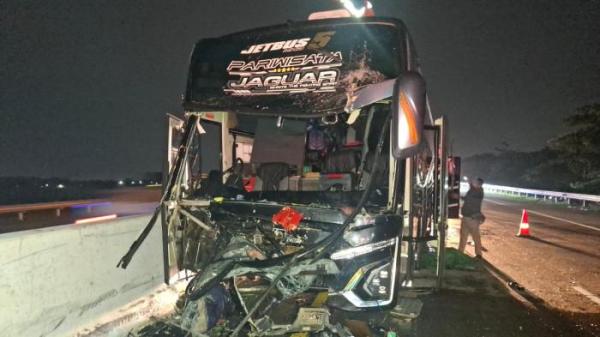 RINGSEK - Kondisi Bus PO Zifa Trans ringsek parah usai menabrak truk pecah ban di jalan tol Semarang - Batang Km 399.700 Jalur B, tepatnya di Desa Kertomulyo, Kecamatan Brangsong, Kabupaten Kendal, Senin (22/9/2025). Akibat kecelakaan ini, 2 sopir meninggal dunia.