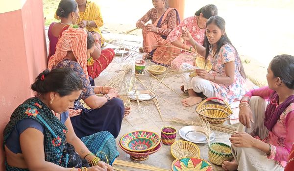 Kraft bnati tharu mahilaye