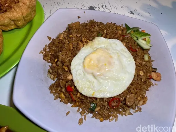 Warung Pakdhe: warung nasi goreng dan chinese food milik mantan chef Solaria