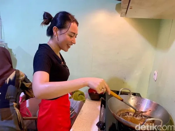 Warung Penyetan Cece di Surabaya yang sering bikin pengunjung gagal fokus. Warung Penyetan Cece di Surabaya yang sering bikin pengunjung gagal fokus.