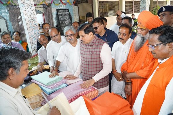 Chief Minister Dr. Mohan Yadav bought Khadi clothes at the indigenous fair exhibition in Ujjain