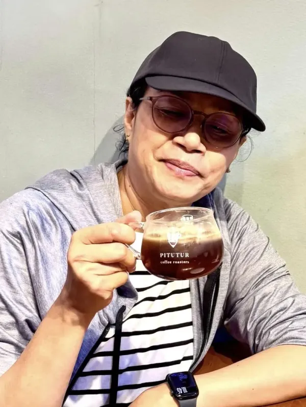 Sri Mulyani minum kopi