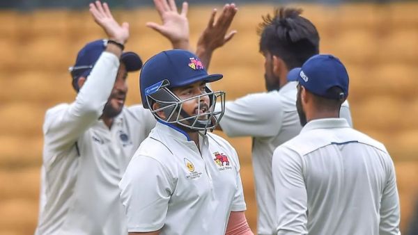 Prithvi Shaw caught the collar, raised the bat to kill, try to beat this player publicly