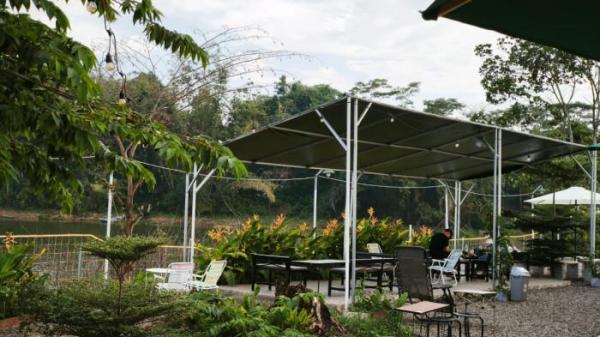 SISI SAGARA - Suasana di wisata alam Sisi Sagara di Desa Cipasung, Kecamatan Darma, Kuningan. Sisi Sagara sempat terbengkalai dan kini kembali buka.