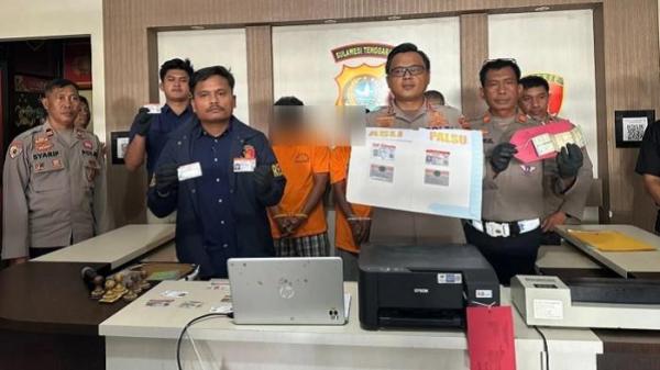 Kepala Kepolisian Resor Kota atau Kapolresta Kendari, Kombes Pol Edwin Louis Sengka, didampingi Kasat Reskrim, Kasat Lantas, dan Kanit Tipidter, menunjukkan barang bukti SIM palsu, Selasa (7/10/2025)
