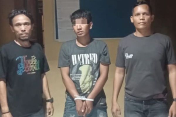 Tersangka PP (28) diapit anggota Polsek Siantar Martoba, Polres Pematangsiantar.
