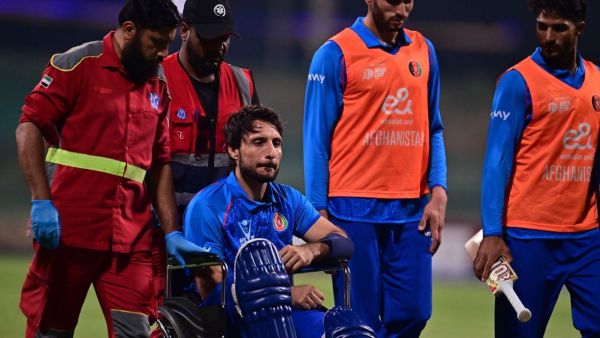 Painful 'accident' in live match, player had to be taken out on a wheelchair, took risk for the team
