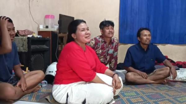 HOAX - Kapolsek Bandar, Iptu Diko saat menemui keluarga mempelai wanita, Shiela Arika yang viral karena mahar fantastis. Keluarga membantah mempelai pria, Tarman kabur seusai  memberikan mahar fantastis terhadap Shiela Arika (24) , warga Desa Jeruk, Kecamatan Bandar, Kabupaten Pacitan, Jatim.