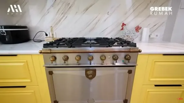 Di Dapur di Rumah Baru Sarwendah, Ada Kompor 'Custom' Rp 1 Miliar! Di Dapur di Rumah Baru Sarwendah, Ada Kompor 'Custom' Rp 1 Miliar!