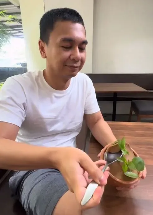 Makan Gado-gado Bentuk Pot, Raditya Dika Bikin Netizen Penasaran