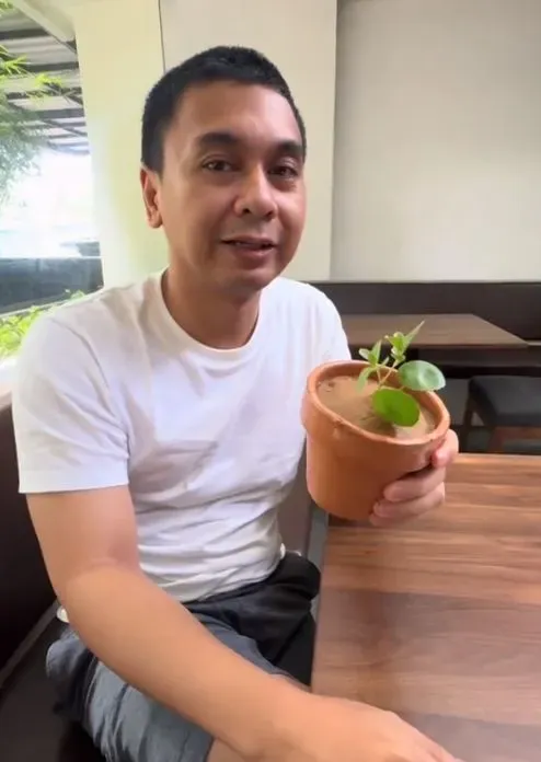 Makan Gado-gado Bentuk Pot, Raditya Dika Bikin Netizen Penasaran