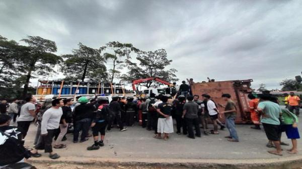 BANTU EVAKUASI - Truk crane bantu proses evakuasi korban tertimpa muatan truk dalam kecelakaan di Batam yang terjadi di Jalan Yos Sudarso, depan PT Giken, Batu Ampar, Rabu (22/10/2025)