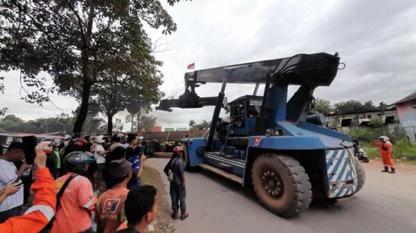 EVAKUASI - Reach Stacker (RS) dikerahkan untuk bantu evakuasi muatan truk yang terlepas di Jalan Yos Sudarso, depan PT Giken, Batu Ampar, Kota Batam, Provinsi Kepri, Rabu (22/10/2025) sore.