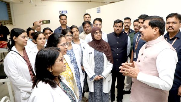Chief Minister inquired about the health condition of children and citizens in the hospital Chief Minister inquired about the health condition of children and citizens in the hospital