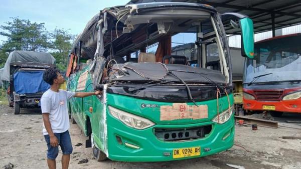 BANGKAI BUS - Penampakan bangkai bus Kadang Kinasih yang rusak setelah mengalami kecelakaan tunggal di  Tol Pemalang KM 312 B arah Exit Tol Gandulan, pada Sabtu (25/10/2025). Saat ini bus berada di tempat penyimpanan barang bukti Polres Pemalang.