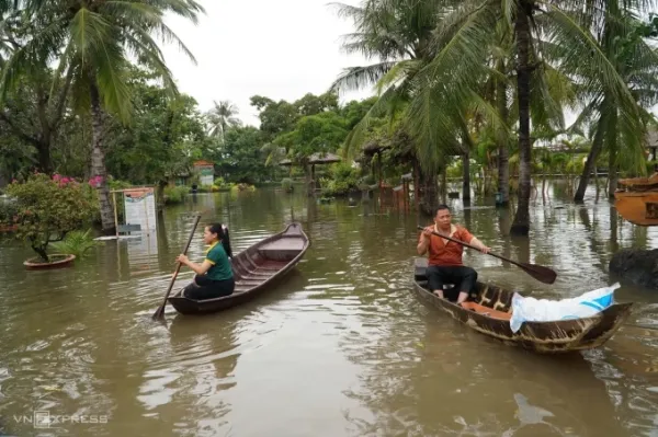 Binh Quoi tourist area was deeply flooded, staff had to row boats to get around, on the afternoon of October 25. Photo: Quynh Tran